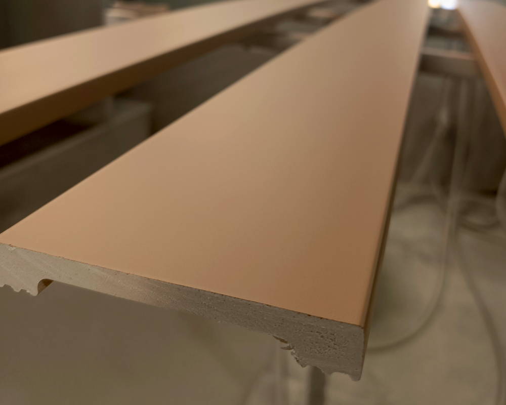 Плинтус ПОЛИСТИРОЛ HI WOOD W40V1 40мм х 10мм х 2,0м. Окраска включена в стоимость