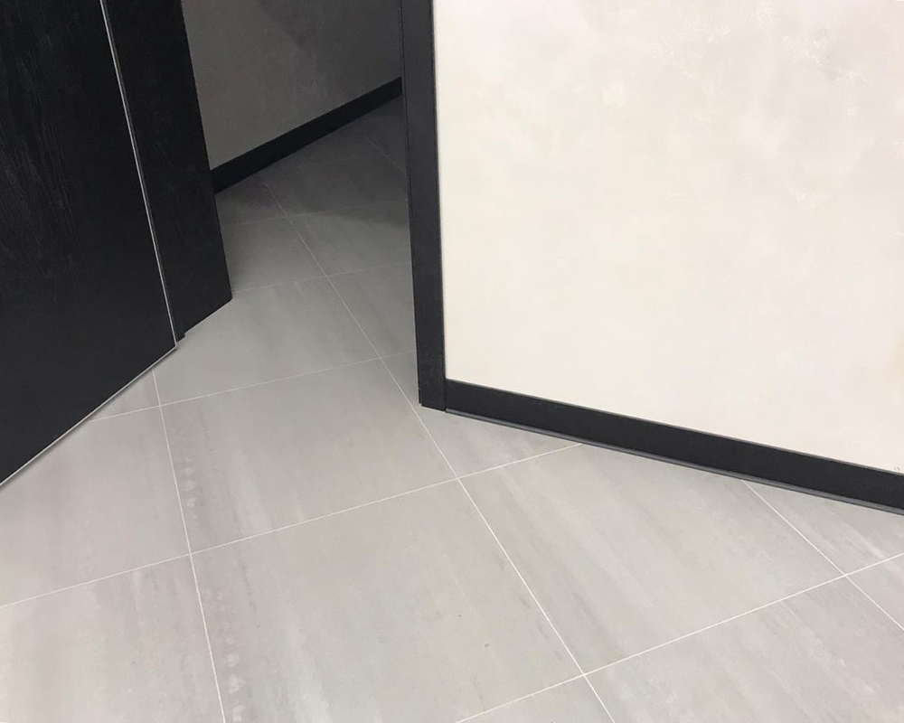 Плинтус ХДФ Dollken S100 100 мм х 2,575м 1001 Чёрный