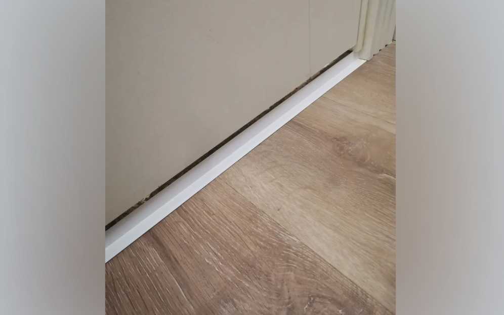 Микроплинтус SL16X25-04 16х25х2000мм Белый