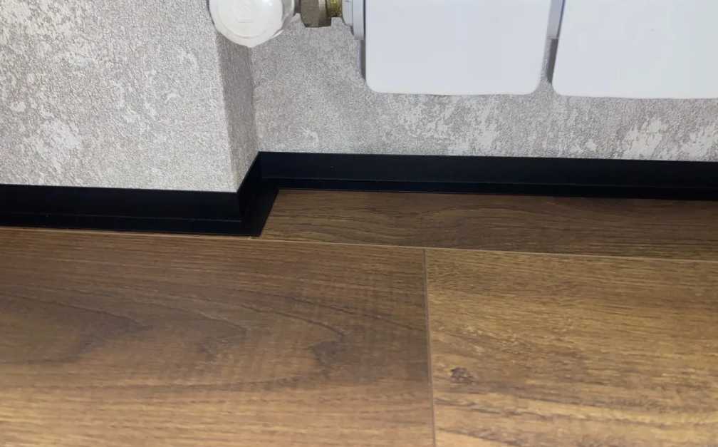 Антиплинтус Апл 02.2700.15. Черный