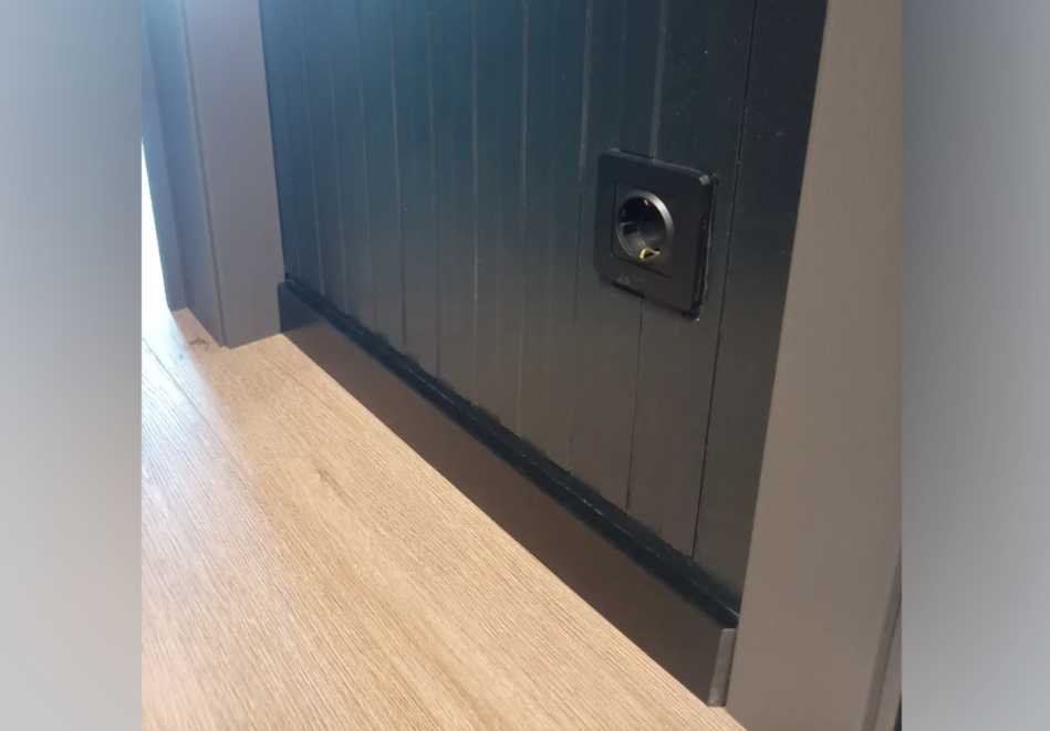 Плинтус МДФ Лука Пл 80МДФ.2700.Point line 24033 Черное дерево