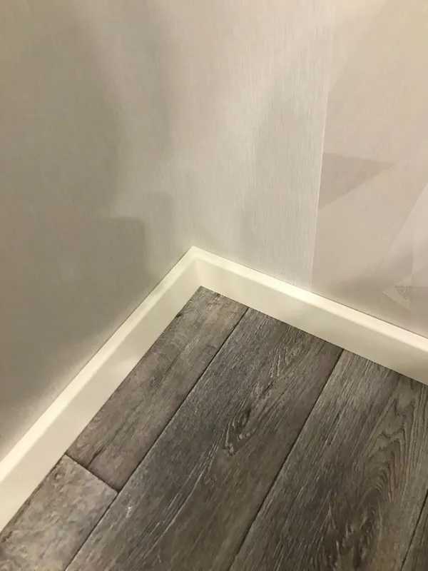 Плинтус МДФ Волшебная палочка 81402 81мм 2,4м.  Окрашенная. RAL 9003