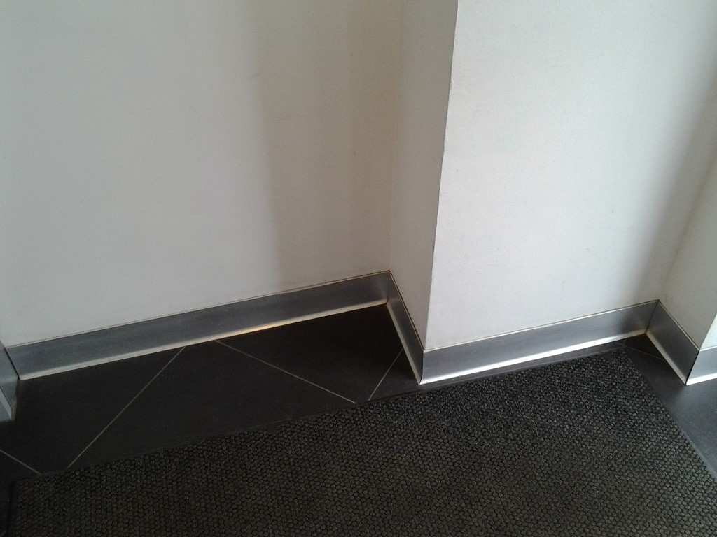 Плинтус алюминиевый Пл 60.2500.01лк Серебро