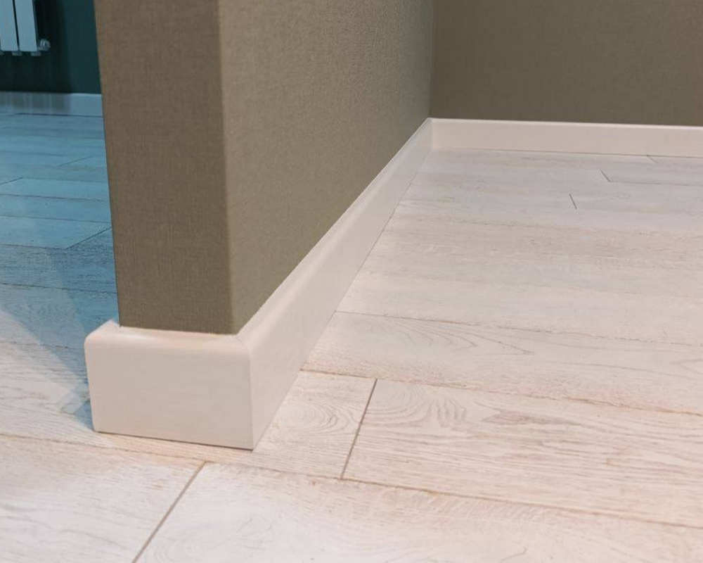 Плинтус МДФ Волшебная палочка 81402 81мм 2,4м. Окрашенная. NCS 1002Y50R