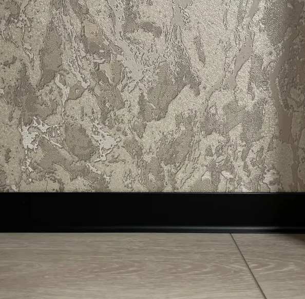 Алюминиевый плинтус AKBD80-SBL 2,5м Муар черный