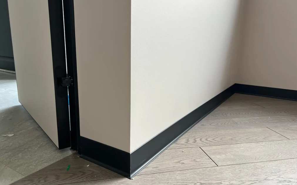 Плинтус алюминиевый Волшебная палочка 100 мм 3,0 м Чёрный матовый