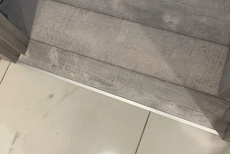 Алюминиевый  профиль ПТ-26 (браш) серебро/мат 2,7 м.