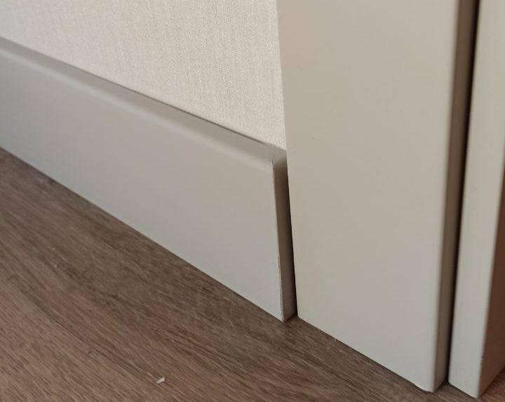 Плинтус Волшебная Палочка Самоцветы 81мм 2,0м. NCS 1500-N.Цвет 404