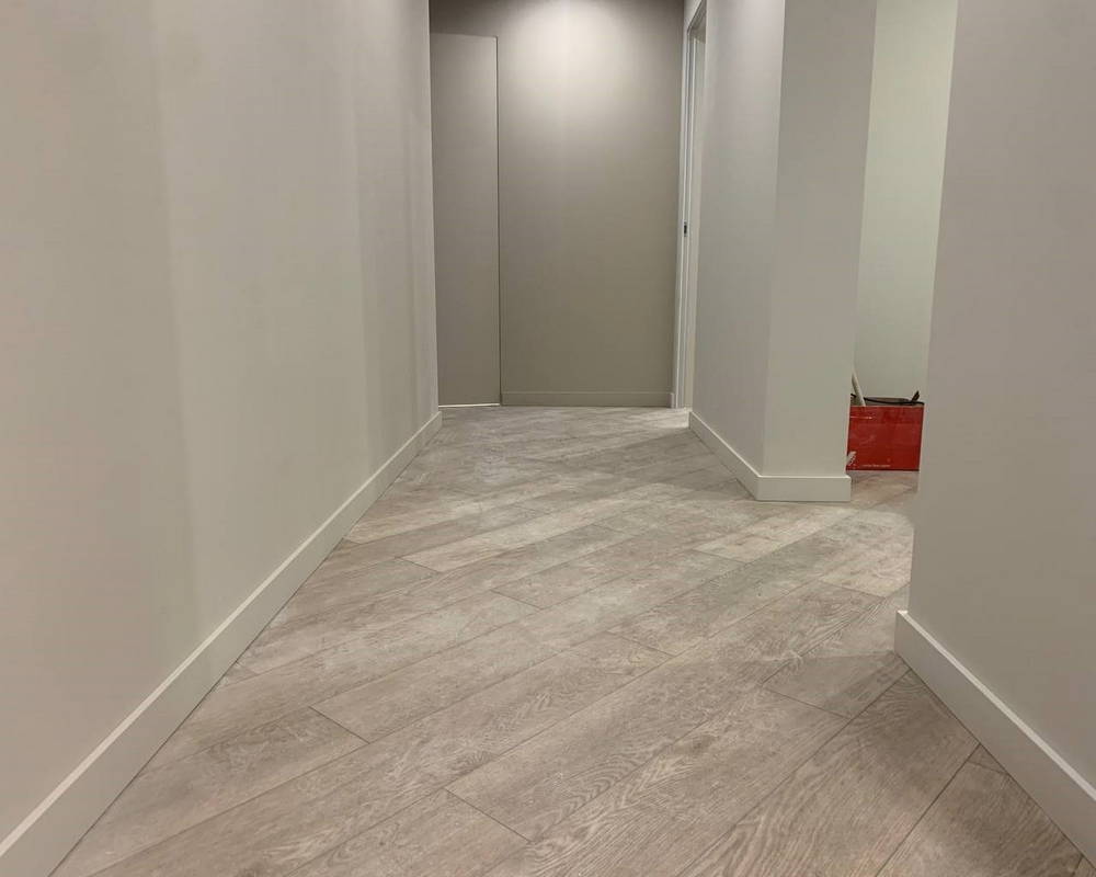 Плинтус из полистирола высокой плотности Волшебная Палочка. Окрашенная. 80мм 2м. RAL 7036