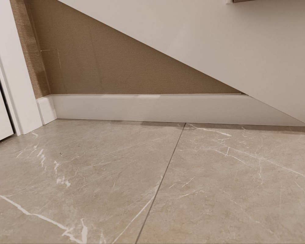 Плинтус МДФ Волшебная палочка 81402 81мм 2,4м. Окрашенная. NCS 1002Y50R