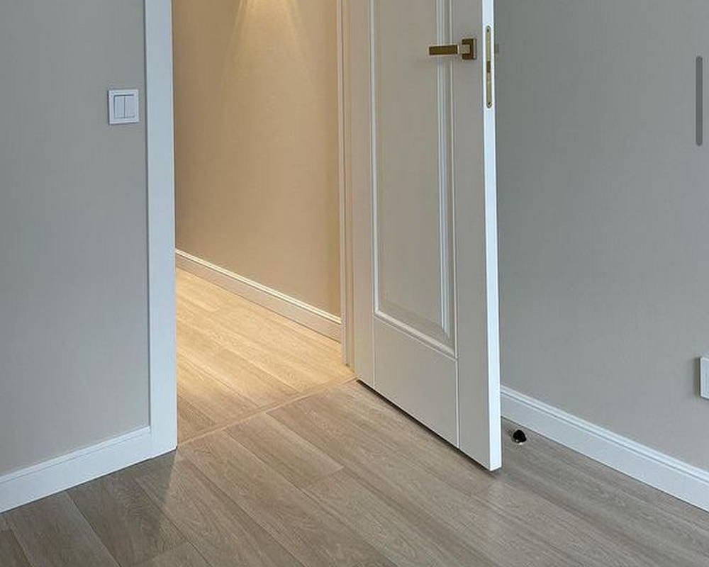 Плинтус СОЛИД 1 UHD 06/105C 105*14*2000. Окраска включена в стоимость