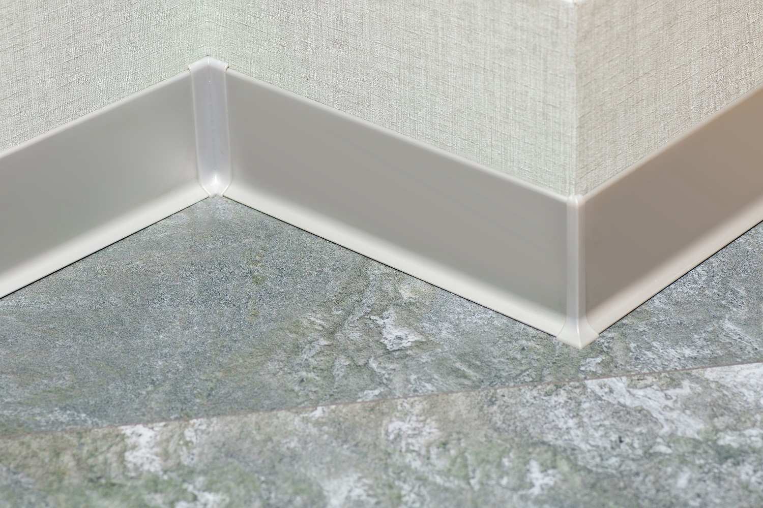 Алюминиевый плинтус AKBD40-MS 2,5м Серебро матовое