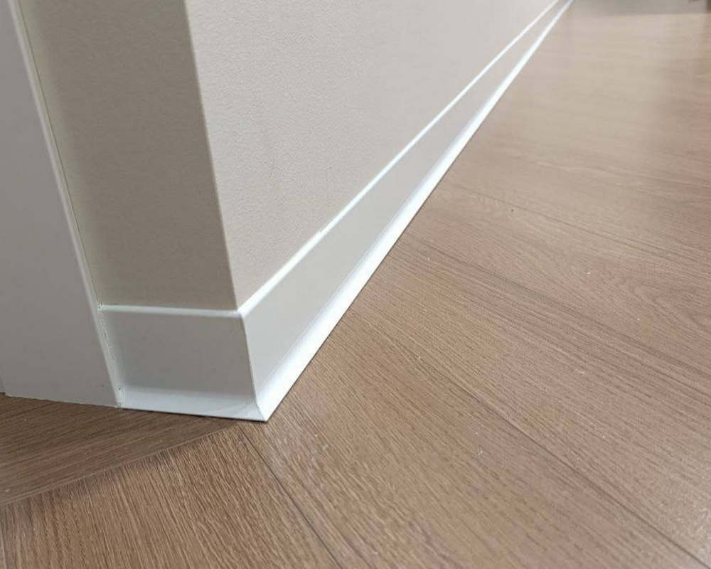 Плинтус алюминиевый 60 мм ПЛ-60 (92481PF7) белый муар 3м.