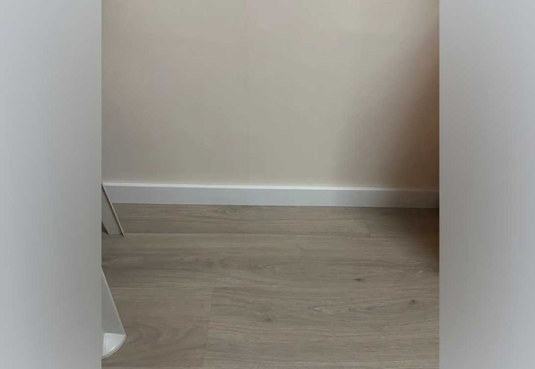 Плинтус МДФ Волшебная палочка 81402 81мм 2,4м.  Окрашенная. RAL 9003