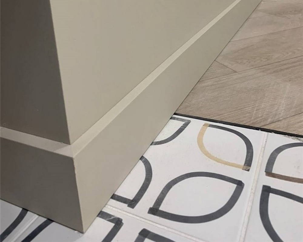 Плинтус из полистирола высокой плотности Волшебная Палочка. Окрашенная. 80мм 2м. NCS 1002-Y