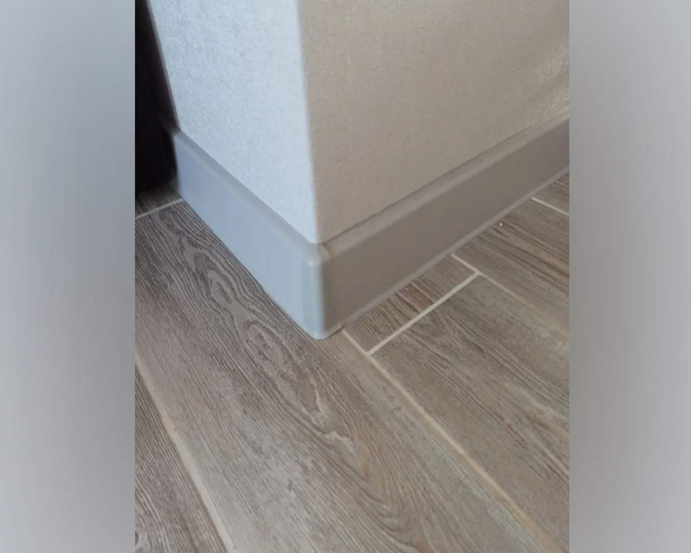 Плинтус со съемной панелью ПВХ Деконика ИДЕАЛ 55мм 2,2м 210 Дуб пепельный