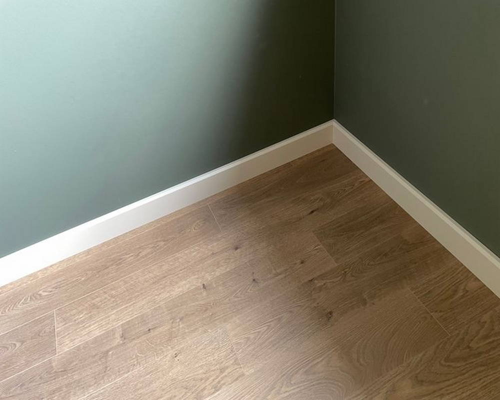 Плинтус ПОЛИСТИРОЛ HI WOOD B90V2 90мм х 14мм х 2,0м. Окраска включена в стоимость