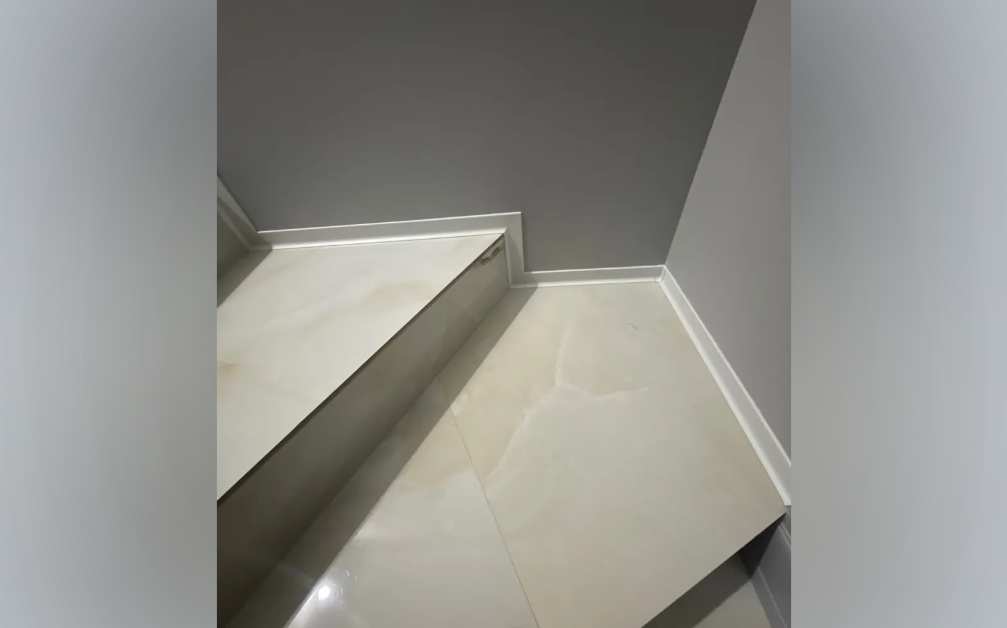 Плинтус алюминиевый 60 мм ПЛ-60 (92481PF7) белый муар 3м.