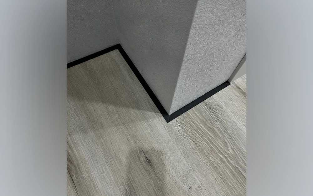 Микроплинтус AL16X5-03 16х6х2000мм Чёрный Анод