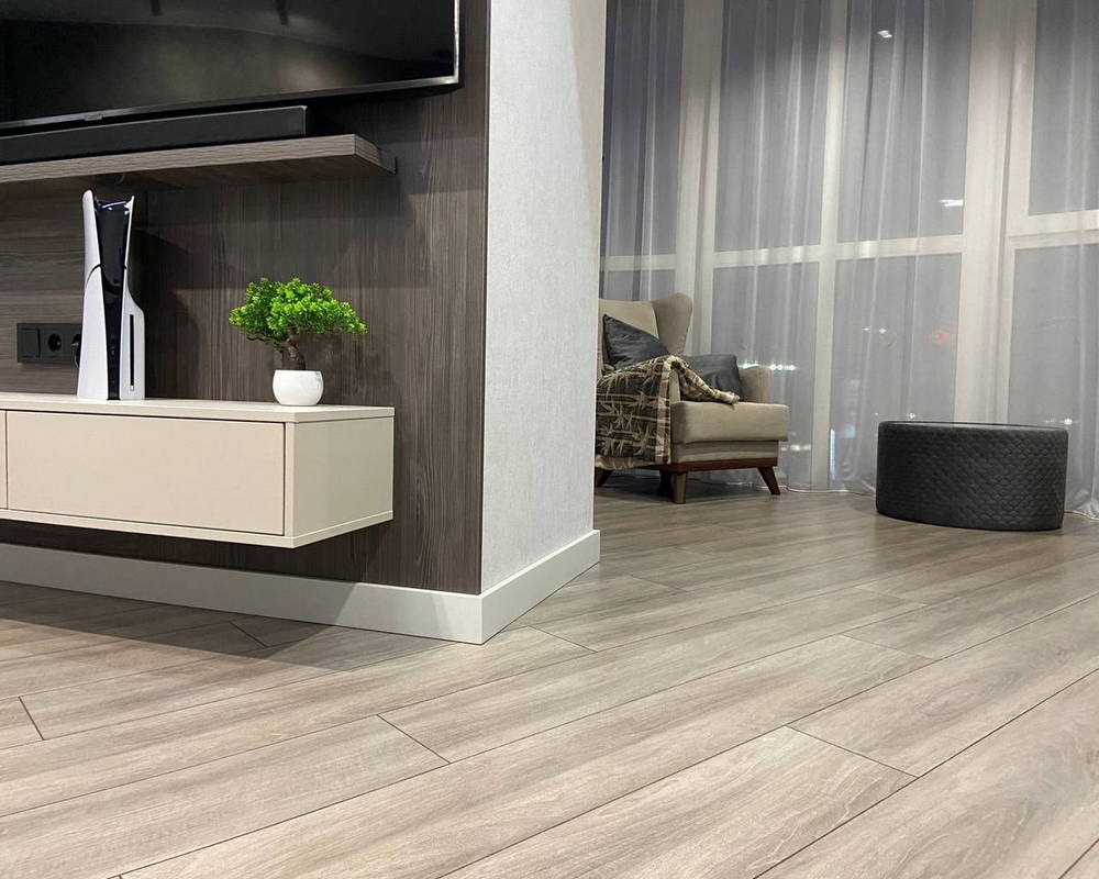 Плинтус из полистирола высокой плотности Волшебная Палочка. Окрашенная. 80мм 2м. RAL 9005