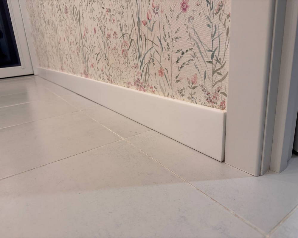 Плинтус из полистирола высокой плотности Волшебная Палочка. Окрашенная. 80мм 2м. NCS 0502-Y