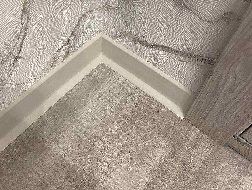 Плинтус ХДФ Dollken S100 100 мм х 2,575м 1248 Бело-серый