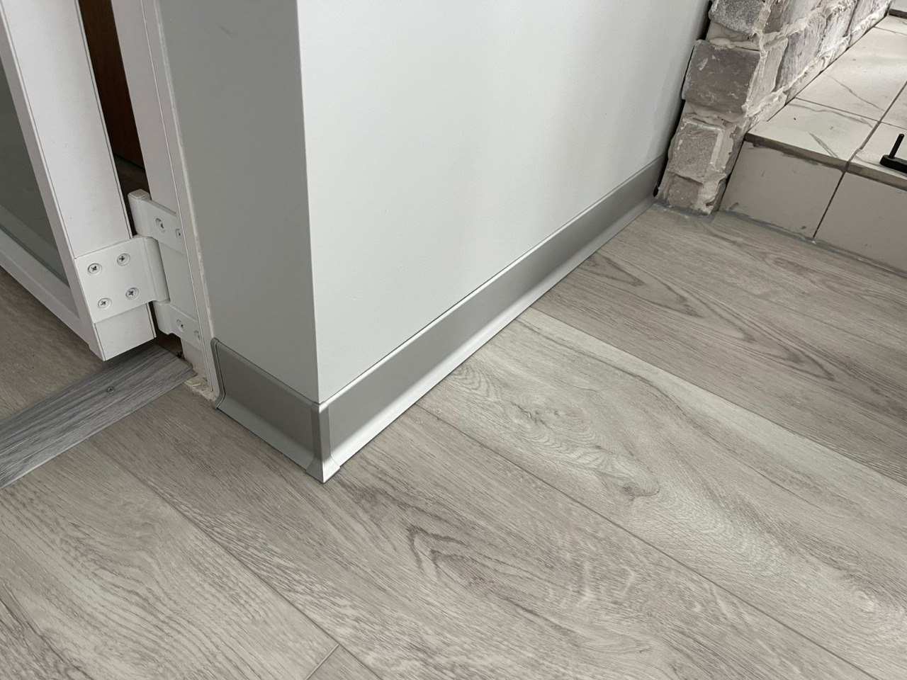 Алюминиевый плинтус AKBD100-MS 2,5м Серебро матовое