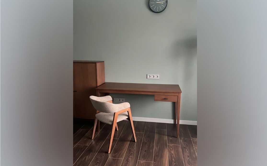 Плинтус кедр Стоунвуд. 80A 80мм 2,35м Белый