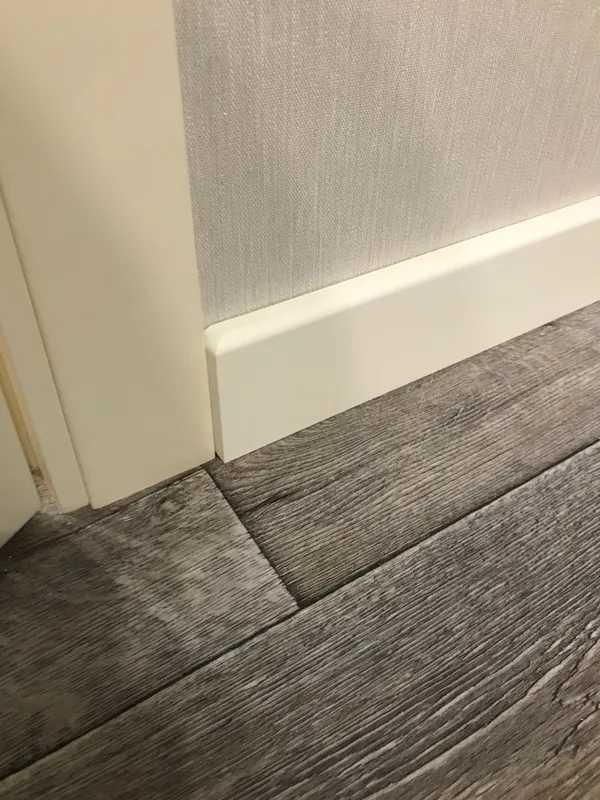 Плинтус кедр Стоунвуд. 80A 80мм 2,35м Белый