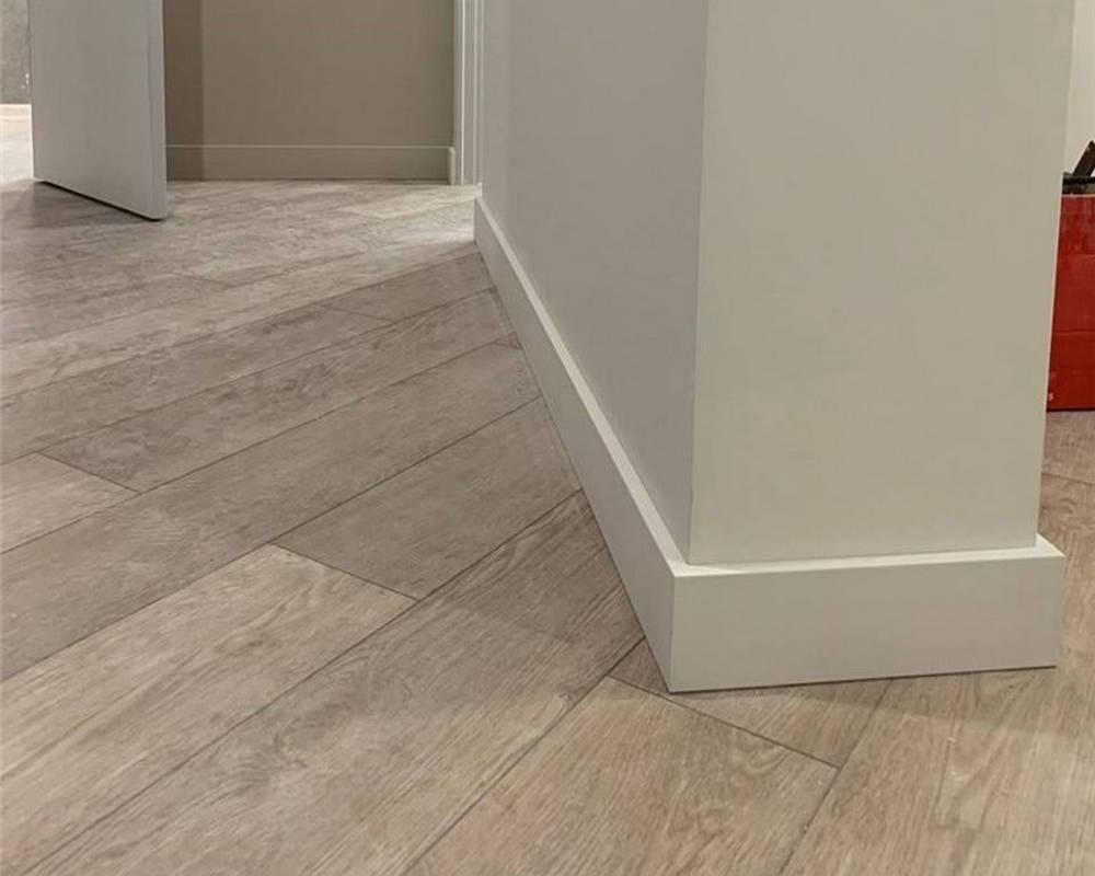 Плинтус из полистирола высокой плотности Волшебная палочка. Окрашенная. 80мм 2м. NCS 2002G