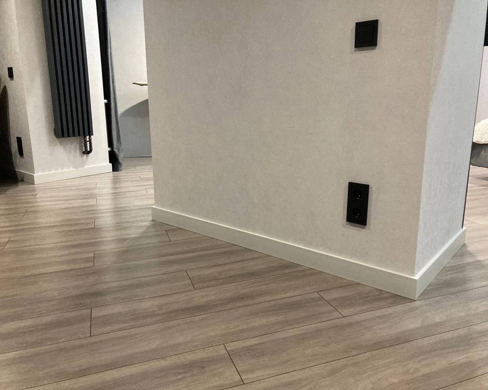 Плинтус NMC IL11 Wallstyl 80*23*2000. Окраска включена в стоимость