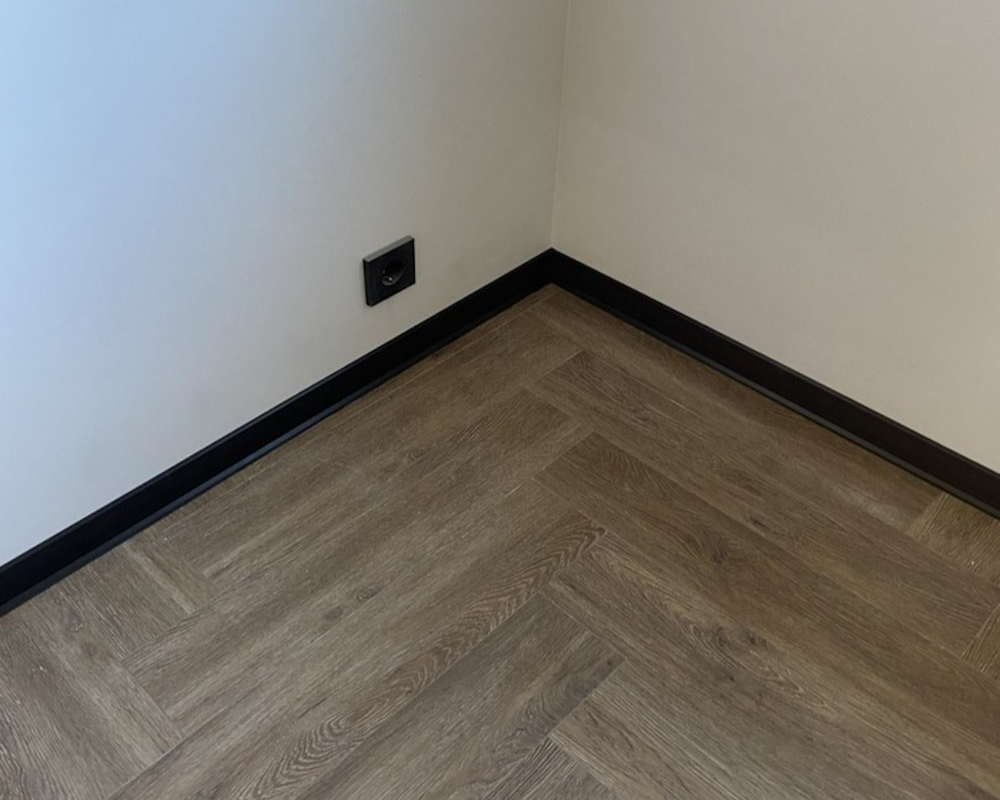 Плинтус ХДФ Dollken S100 100 мм х 2,575м 1001 Чёрный